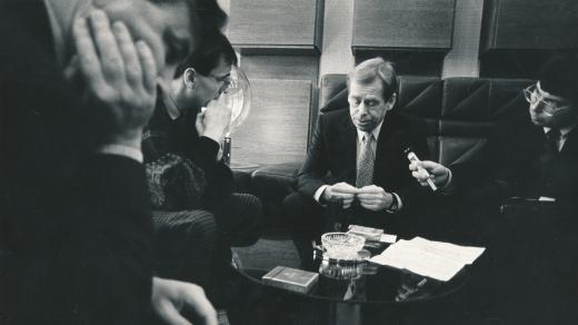 Jolyon Naegele při rozhovoru s Václavem Havlem v roce 1990